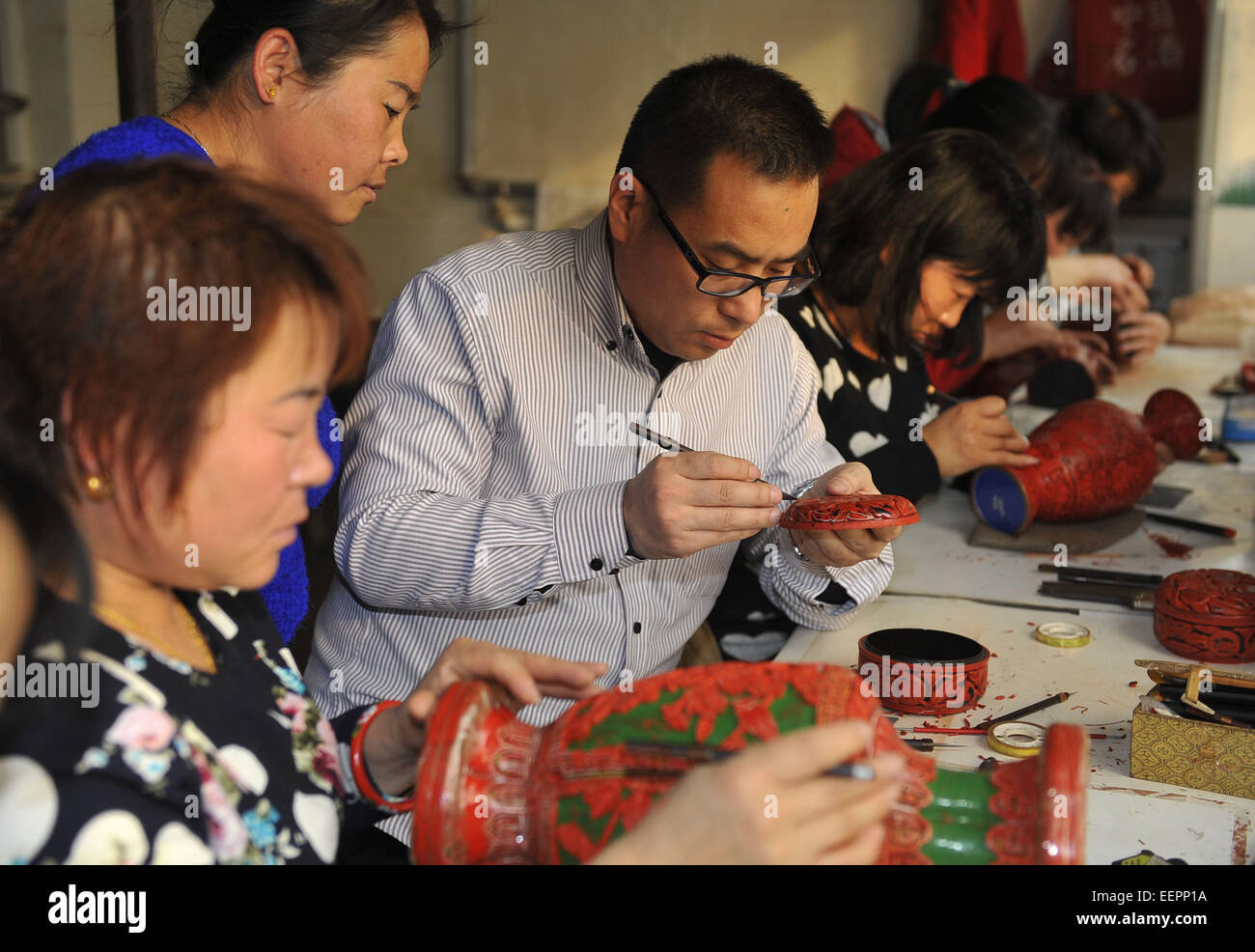 Gu'an, Cina nella provincia di Hebei. Xx gen, 2015. Gli artigiani intagliare lacquerwares in officina in Gu'an, Cina del nord della provincia dell Hebei, 20 gennaio, 2015. Il Cinese tradizionale artigianato intagliati laccati, decorato con squisite incisioni e raggiante di lucentezza, è stato elencato nel primo lotto di progetti di protezione nazionale del patrimonio culturale immateriale in 2006. © Lu Peng/Xinhua/Alamy Live News Foto Stock