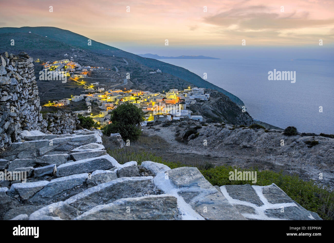 Vista del Kastro insediamento tradizionale al tramonto, uno dei due che compongono il capitale di Sikinos Isola, Cicladi Grecia Foto Stock