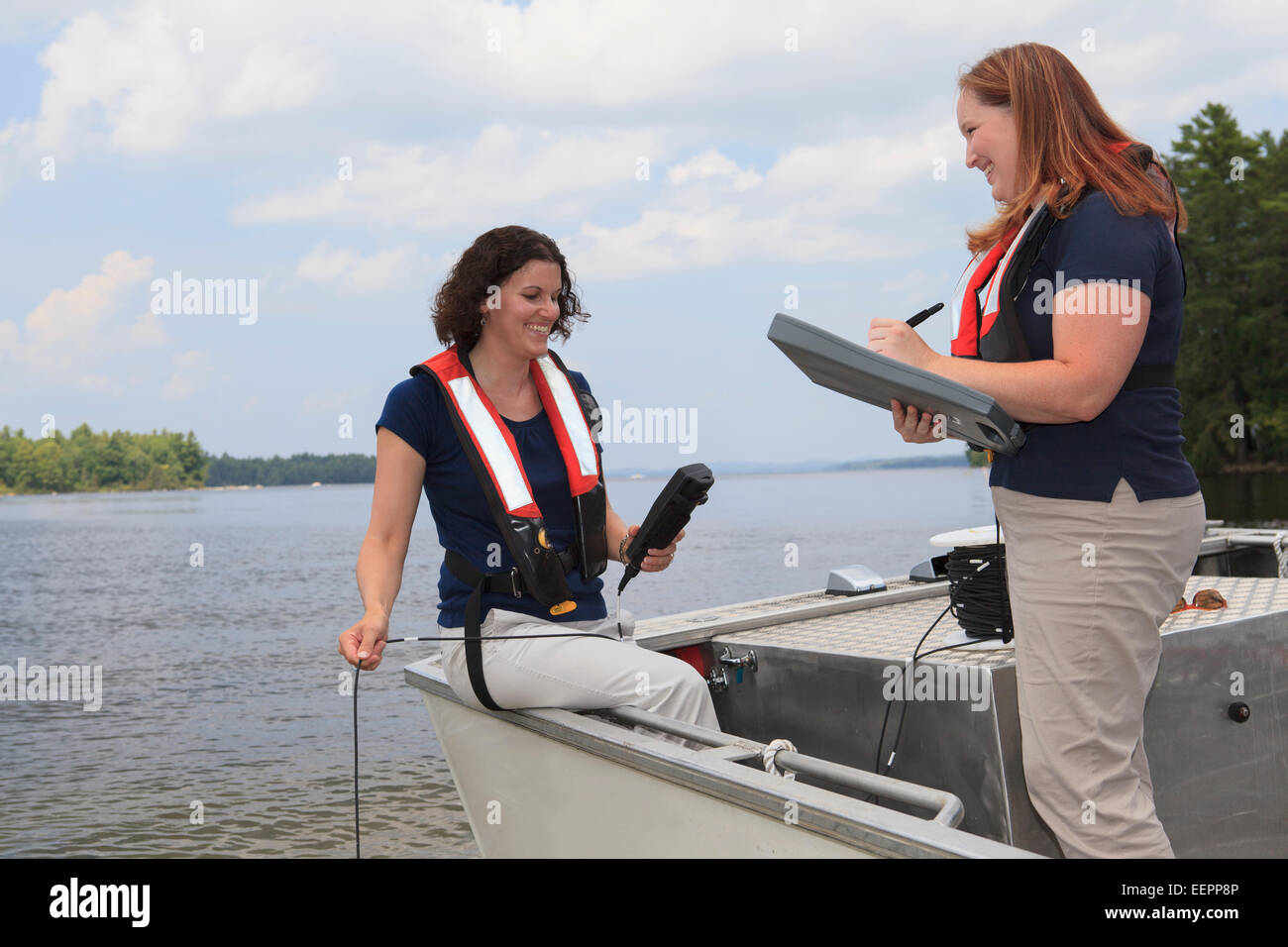Trattamento acque ingegnere utilizzando il sensore elettronico per testare la qualità dell'acqua e l'ingegnere la registrazione dei dati Foto Stock
