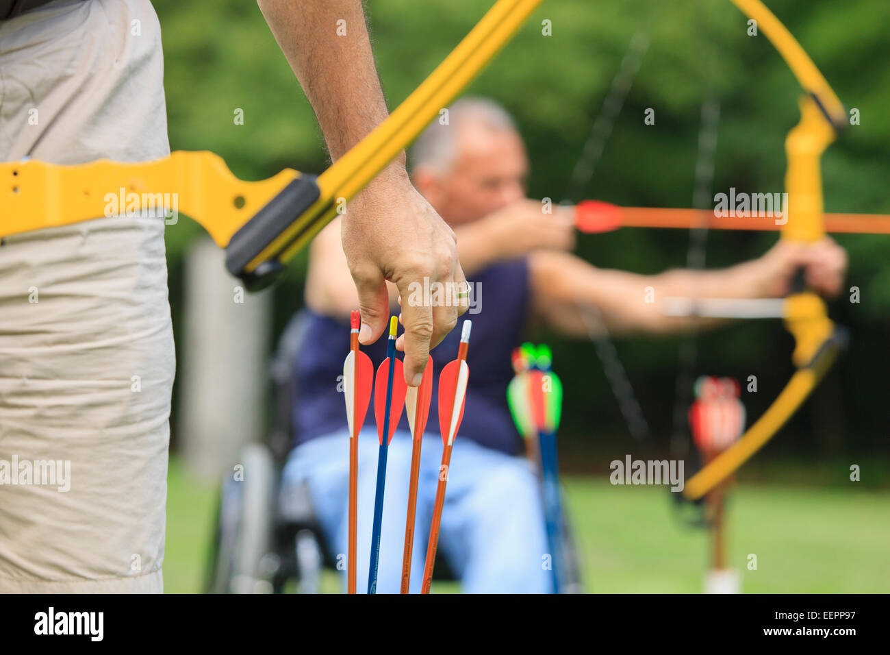 Le persone con disabilità durante la pratica di tiro con l'arco Foto Stock