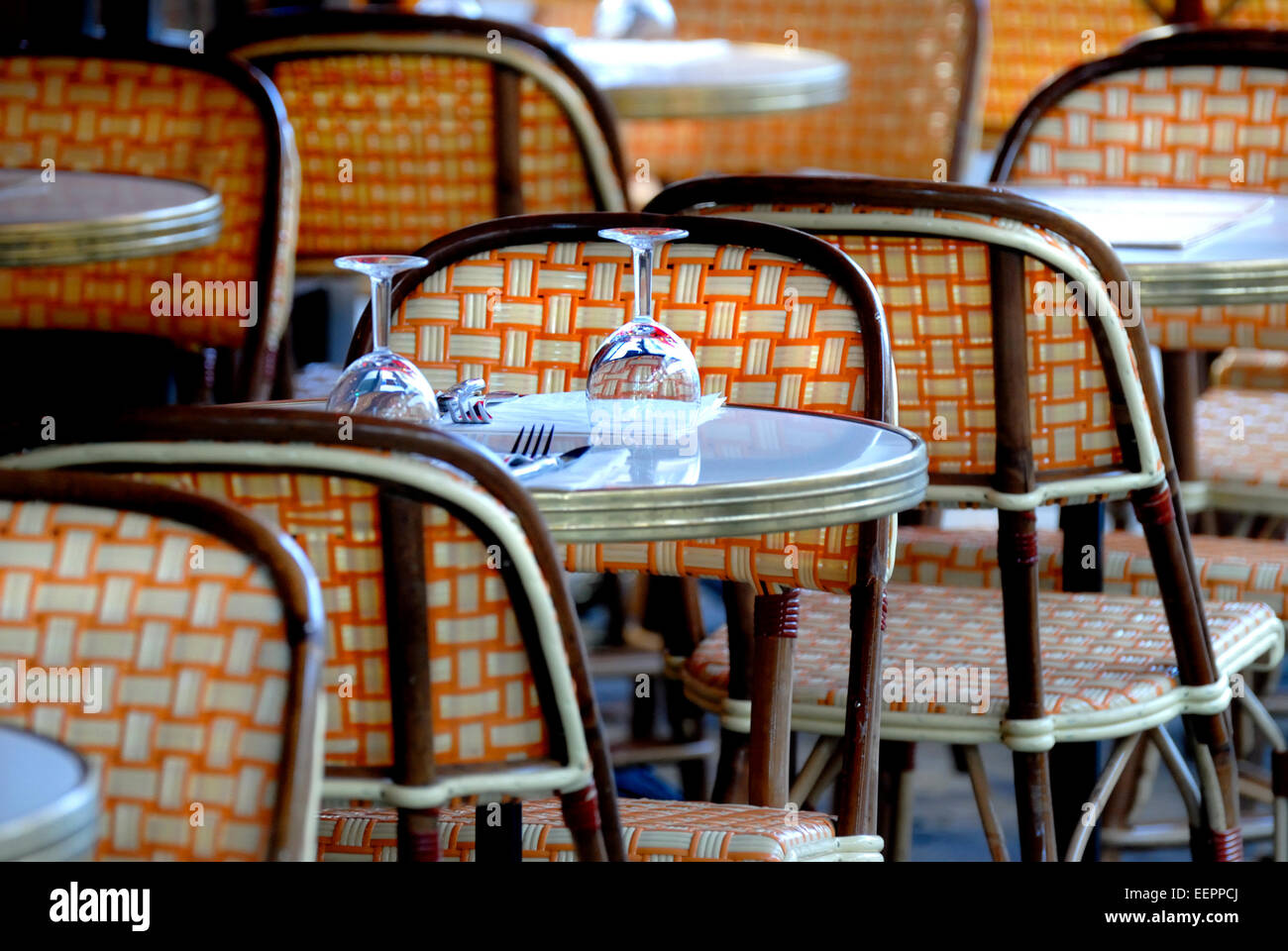 Parigi, Francia. Cafe tipico tavolo e sedie Foto Stock