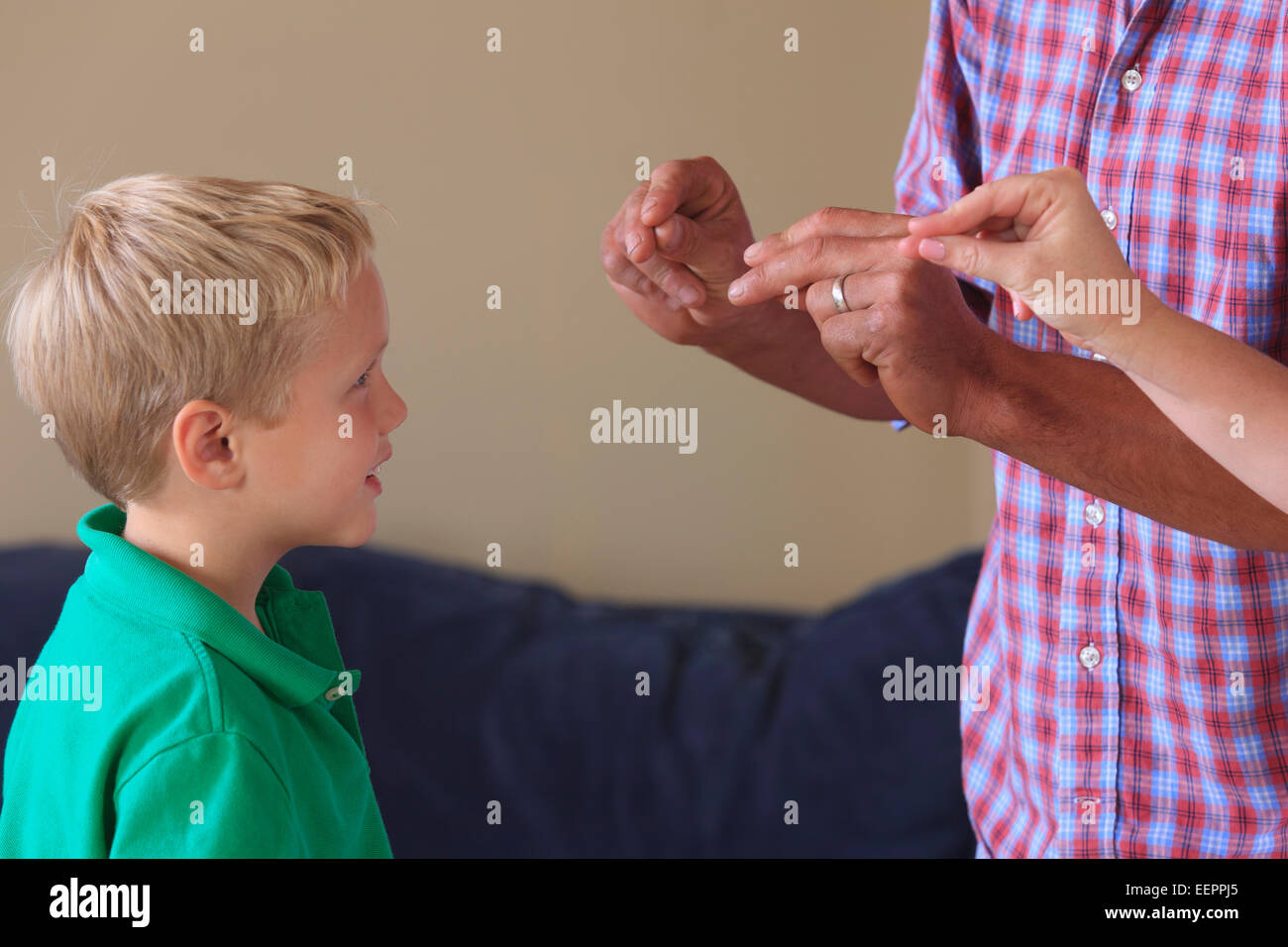 Genitori e figlio con problemi di udito firma " no " in American Sign Language Foto Stock