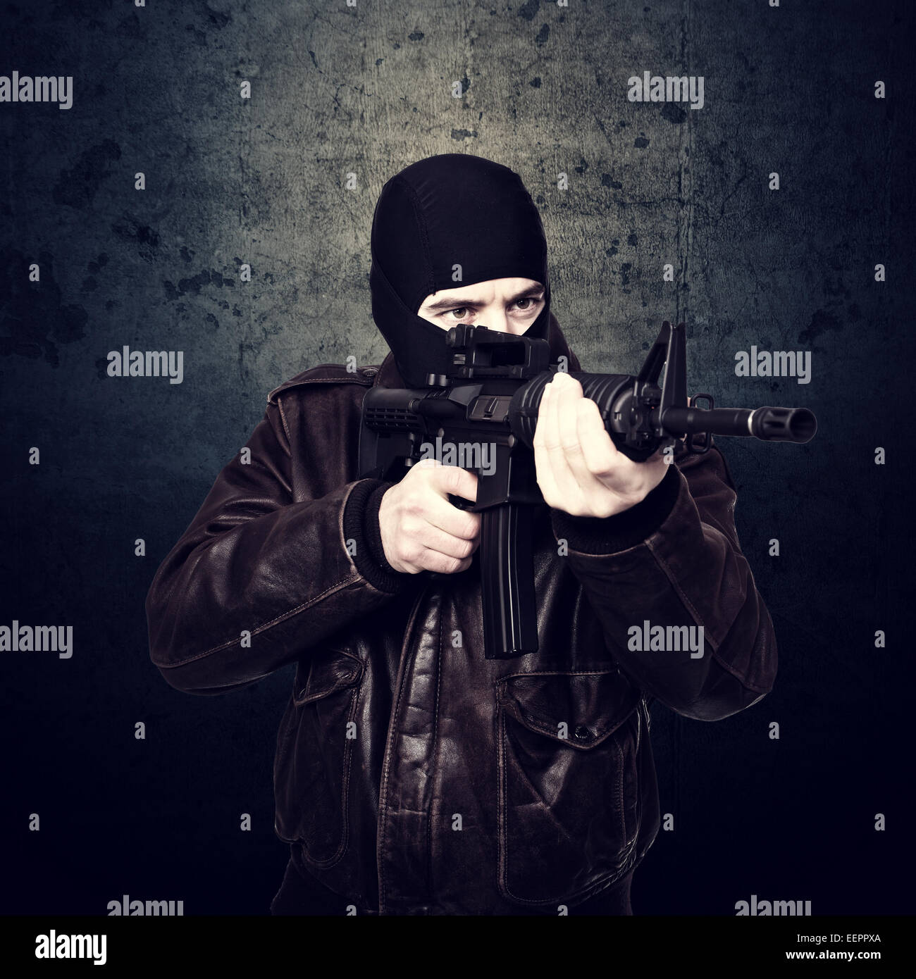 Ritratto di terrorista e sfondo grunge Foto Stock