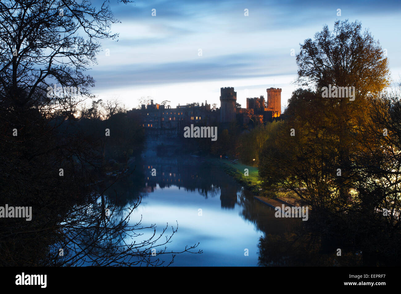 Il Castello di Warwick, illuminate al tramonto. Warwickshire. Regno Unito. Foto Stock