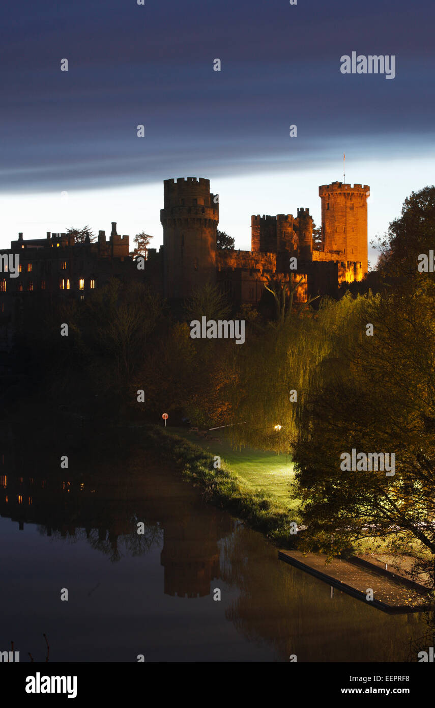 Il Castello di Warwick, illuminate al tramonto. Warwickshire. Regno Unito. Foto Stock