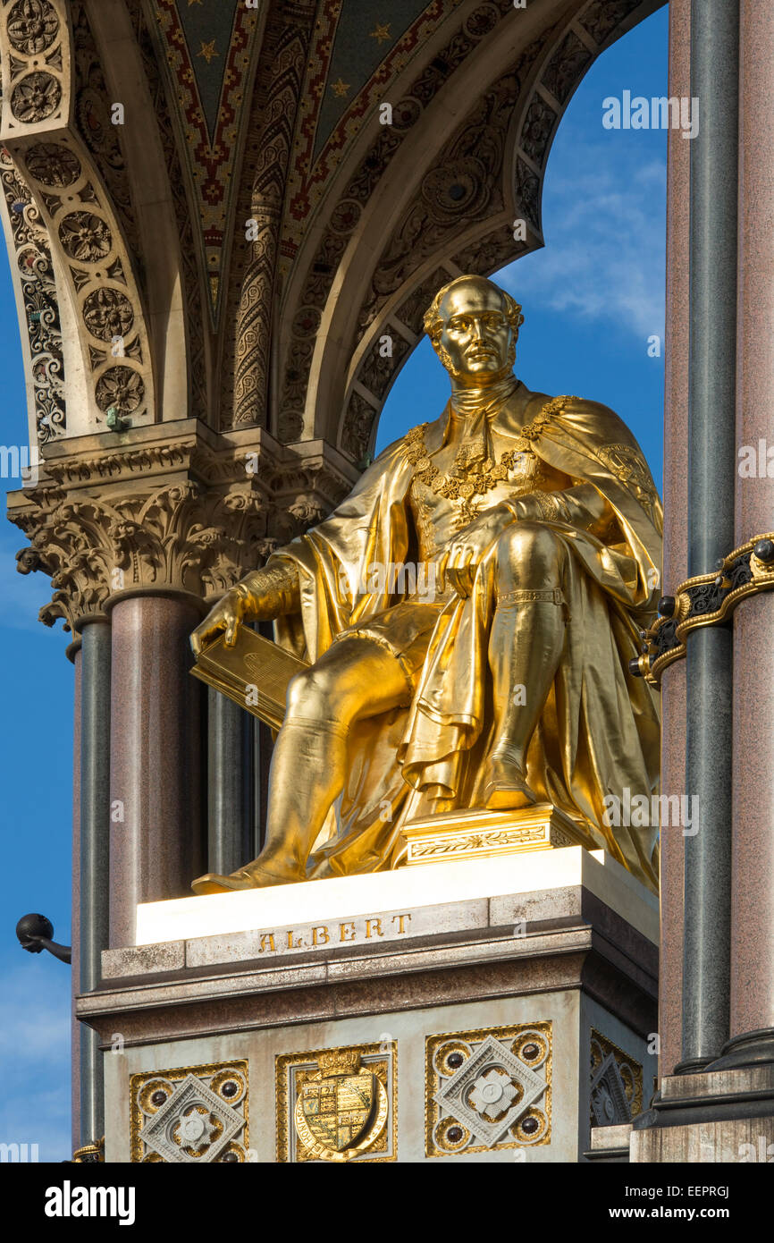 L'Albert Memorial è situato a Kensington Gardens a Londra, Inghilterra Foto Stock