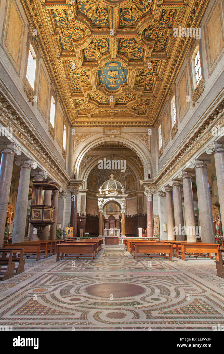 Roma, Italia - 21 Marzo 2012: la navata della chiesa di San Crisogono in Trastevere. Foto Stock