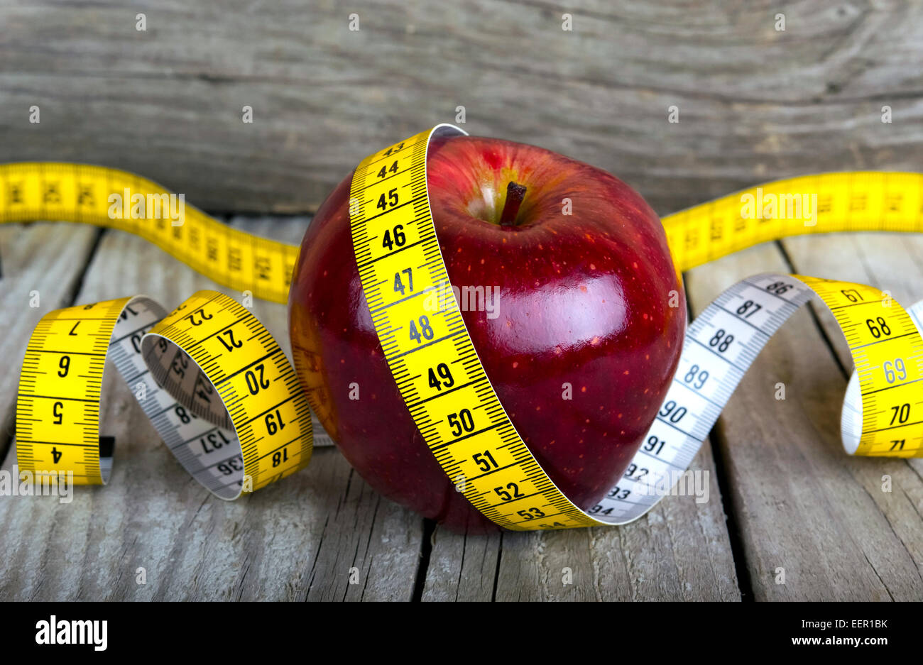 Metro a nastro avvolto intorno a un Apple perdita di peso foto Foto Stock