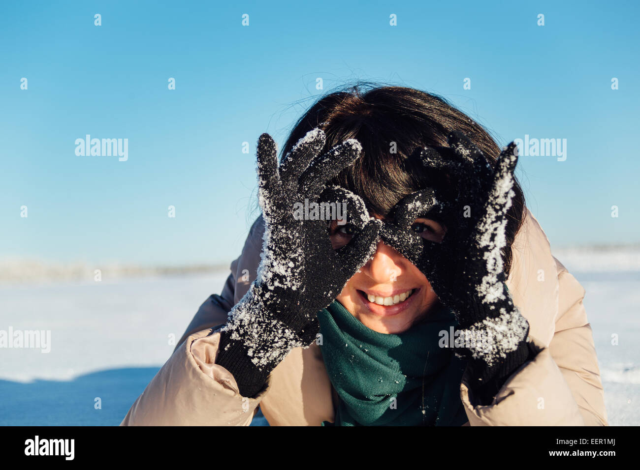 Ragazza distesa sulla neve e ingannare circa Foto Stock