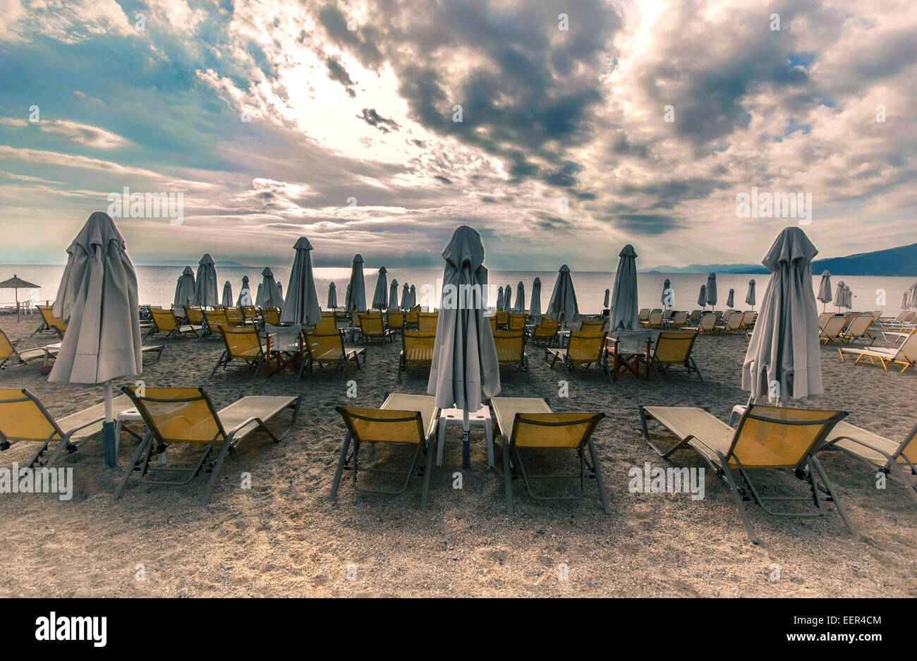 Tempo libero bed letto sospeso e ombrellone sulla spiaggia tropicale Foto Stock