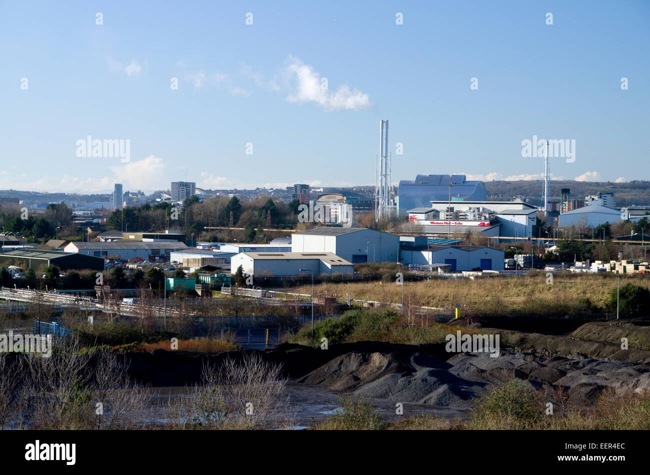 Vista della zona industriale intorno a Cardiff Docks, Cardiff, Galles, UK. Foto Stock