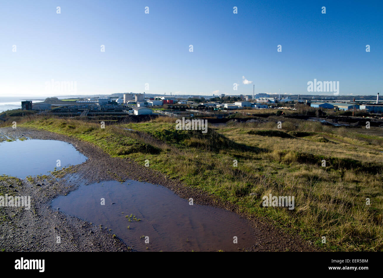 Vista della zona industriale intorno a Cardiff Docks, Cardiff, Galles, UK. Foto Stock