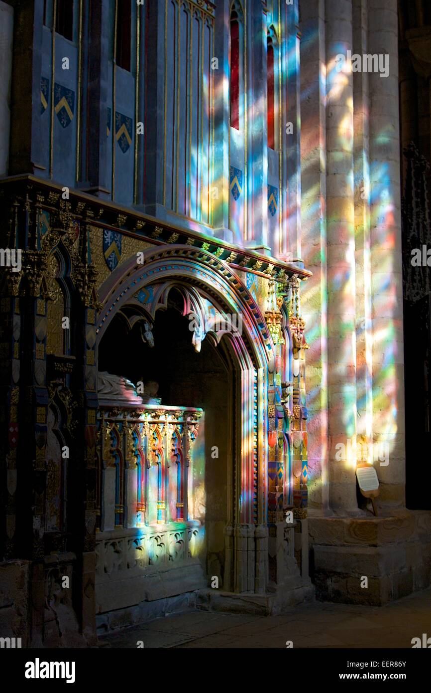 Vetro colorato nella Cattedrale di Durham Foto Stock