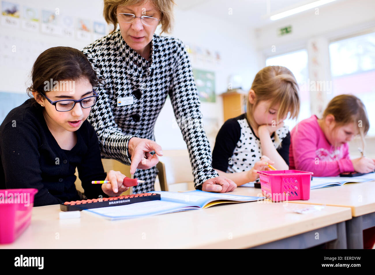 I bambini a scuola a lavorare con la matematica Foto Stock