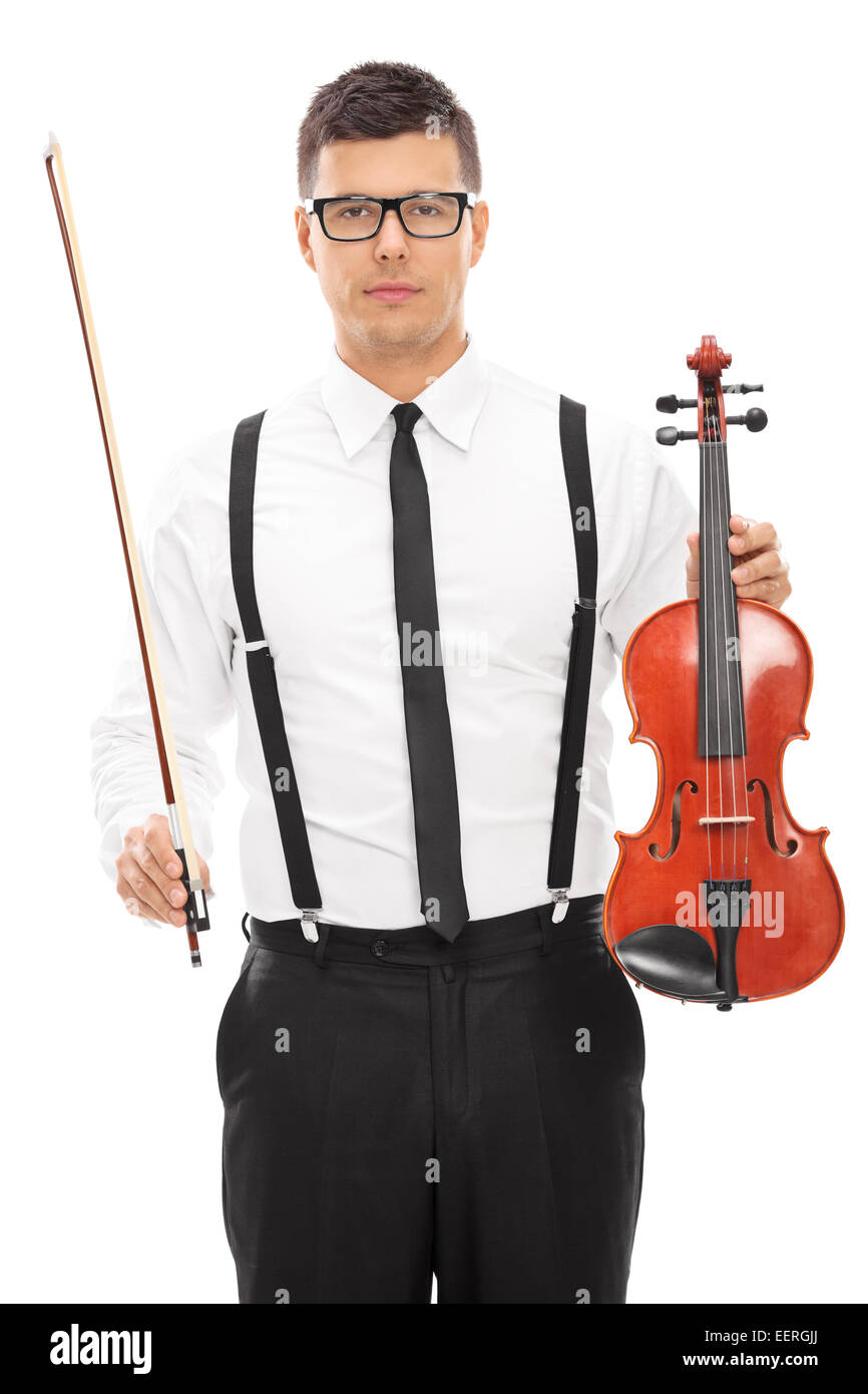 Colpo verticale di un violinista maschio tenendo un violino e una bacchetta isolati su sfondo bianco Foto Stock