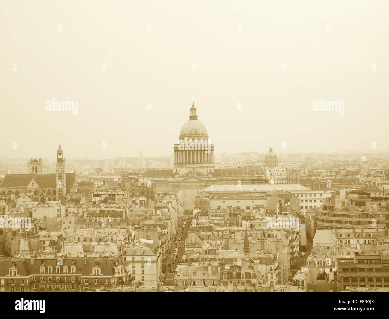 Lo skyline di Parigi con la cupola del Hotel des Invalides Foto Stock