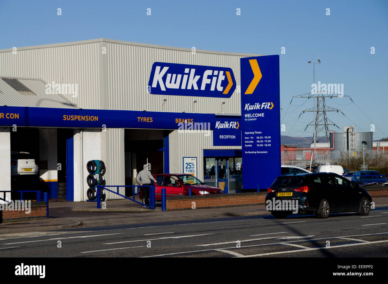Kwik Fit Garage, Newport Road, Cardiff, Galles, UK. Foto Stock