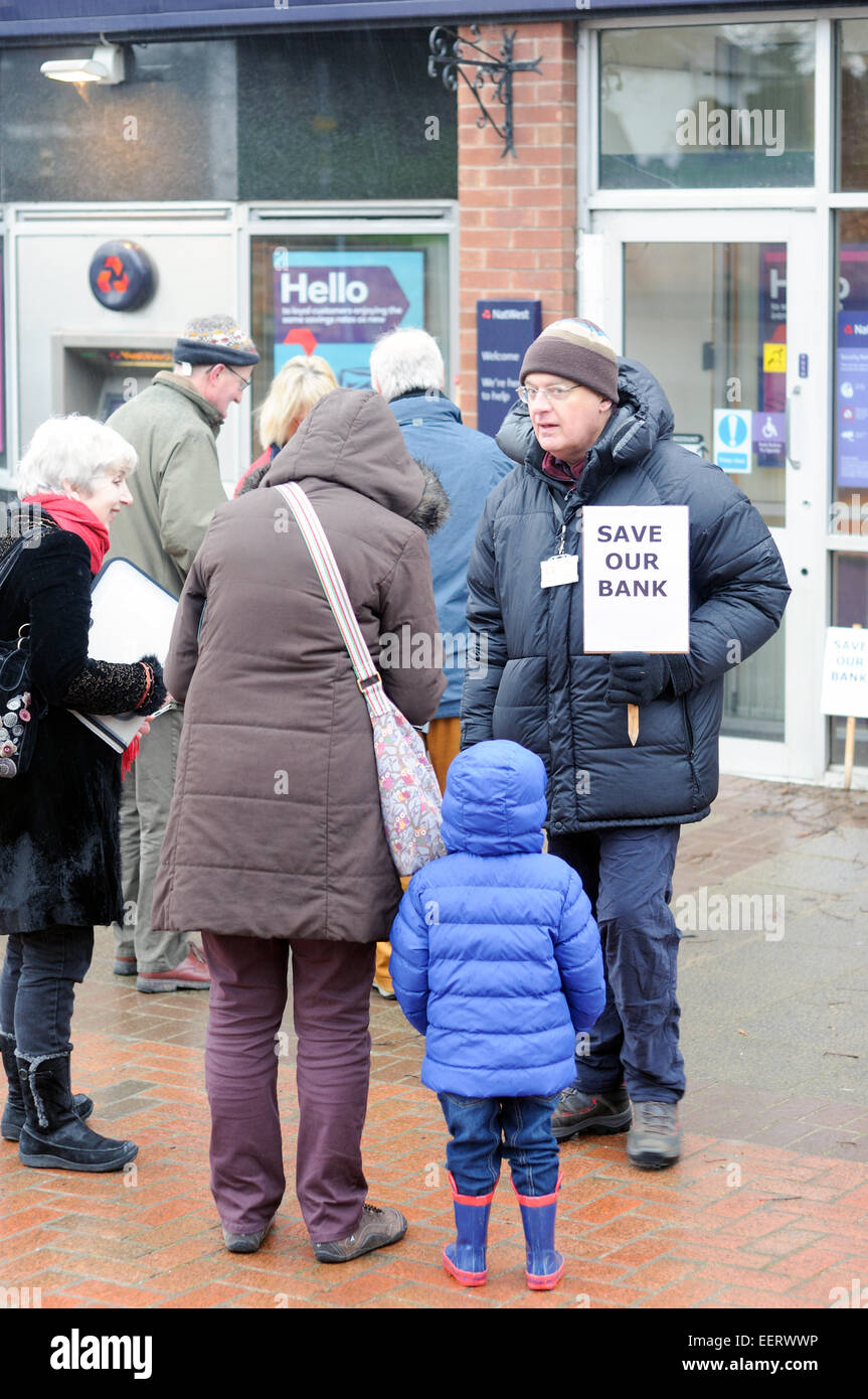 Keyworth, Nottinghamshire, Regno Unito. Il 21 gennaio, 2015. Consigliere Comunale 'Sam Boote' e residente in scena un 2hr protestare fuori Natwest Bank nel Nottinghamshire village di Keyworth questa mattina la raccolta delle firme per la petizione in crescita . RBS (Royal Bank of Scotland) piano per chiudere Keyworth ramo e vicino dalla Radcliffe-on-Trent ramo .Questo forzerà i clienti affezionati un viaggio oltre dieci miglia alla loro banca più vicina.con pochi mezzi di trasporto e di una popolazione anziana questo andando a fare cose molto difficili . Credito: IFIMAGE/Alamy Live News Foto Stock