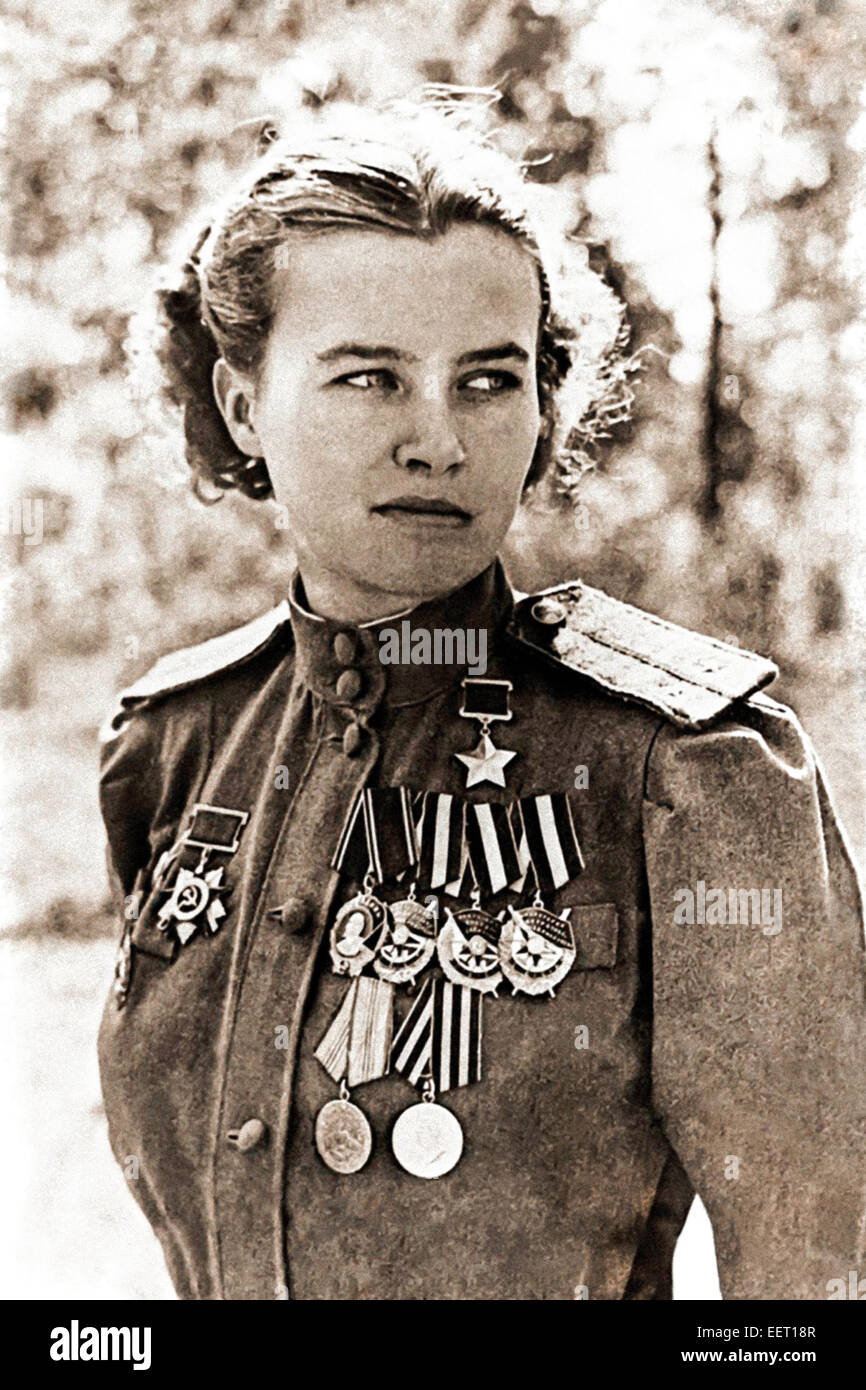 Natalya Meklin (1922-2005) decorò il pilota di bombardieri dell'Unione Sovietica e il comandante di volo nel 46th Taman Guards Night Bomber Aviation Regiment soprannominato dai tedeschi "Nachthexen" (streghe notturne). I premi includono: Il titolo "eroe dell'Unione Sovietica", la medaglia d'oro, l'ordine di Lenin, 3 ordini della stella rossa. Fotografia scattata nel 1945. Foto Stock