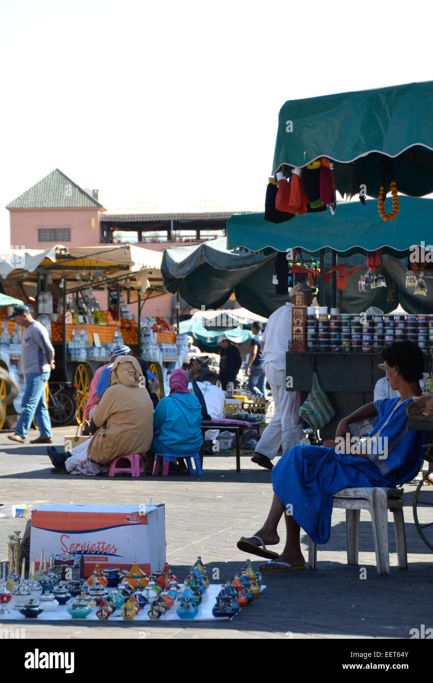 I titolari di stallo nella principale piazza Jemaa El Fnaa di Marrakech marocco Foto Stock