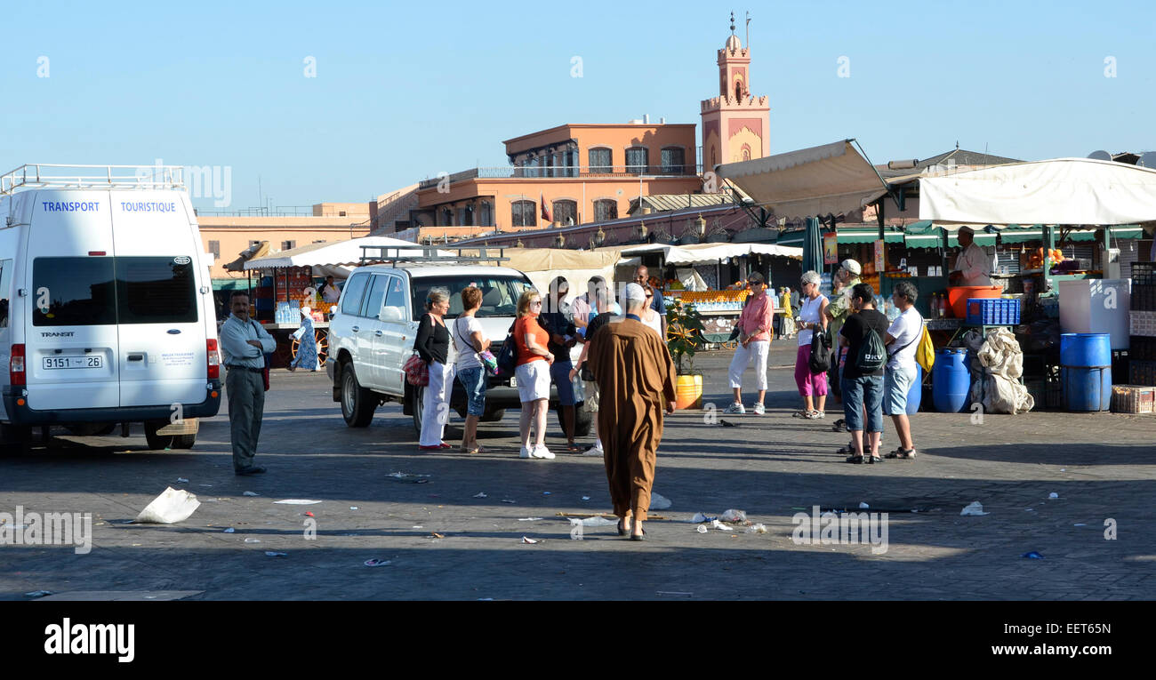 Raccolta di turisti per gite di un giorno nella piazza principale, Marrakech, Marocco Foto Stock