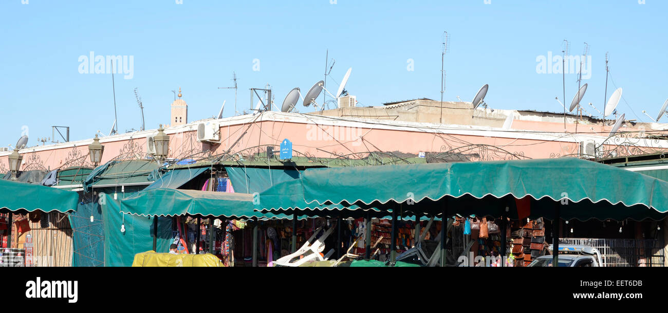 Il contrasto del vecchio tetto del souk di Marrakech del mercato moderno e le comunicazioni via satellite piatti sulla parte superiore Foto Stock