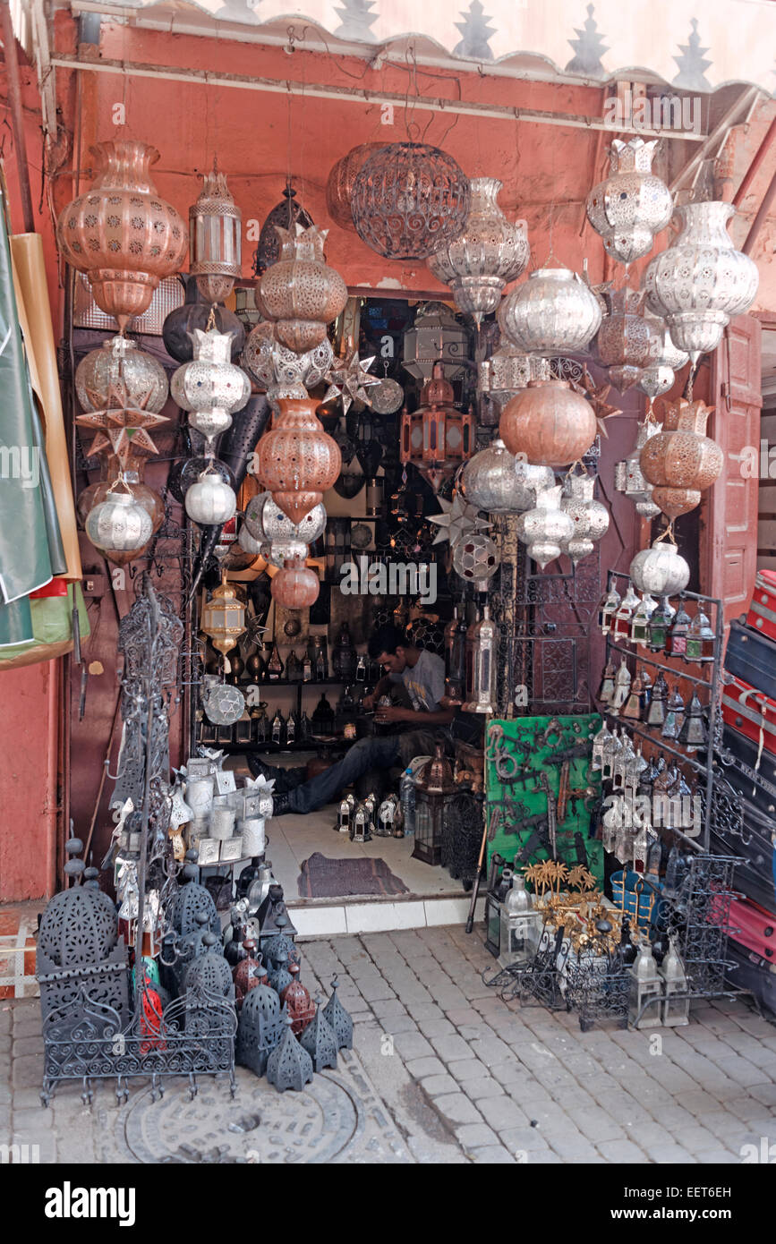 In porcellana e terracotta merci, piatti, vasi e lampade in metallo, in vendita nel mercato souk di Marrakech Foto Stock