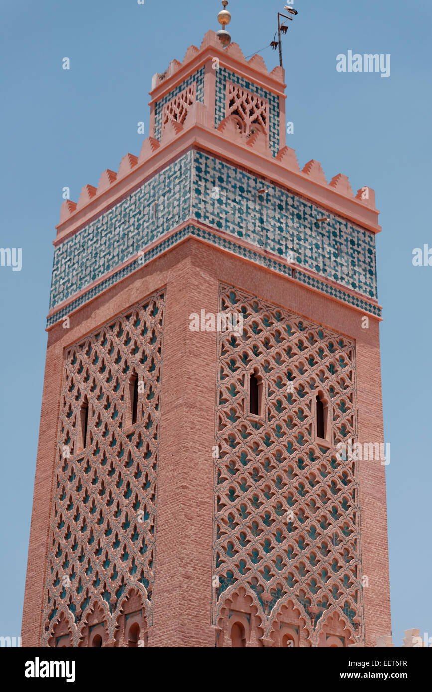 Dettaglio di ornati e modelli complessi di Città Vecchia Moschea Kasbah torre, Marrakech, Marocco, Africa del Nord e piastrelle di windows Foto Stock