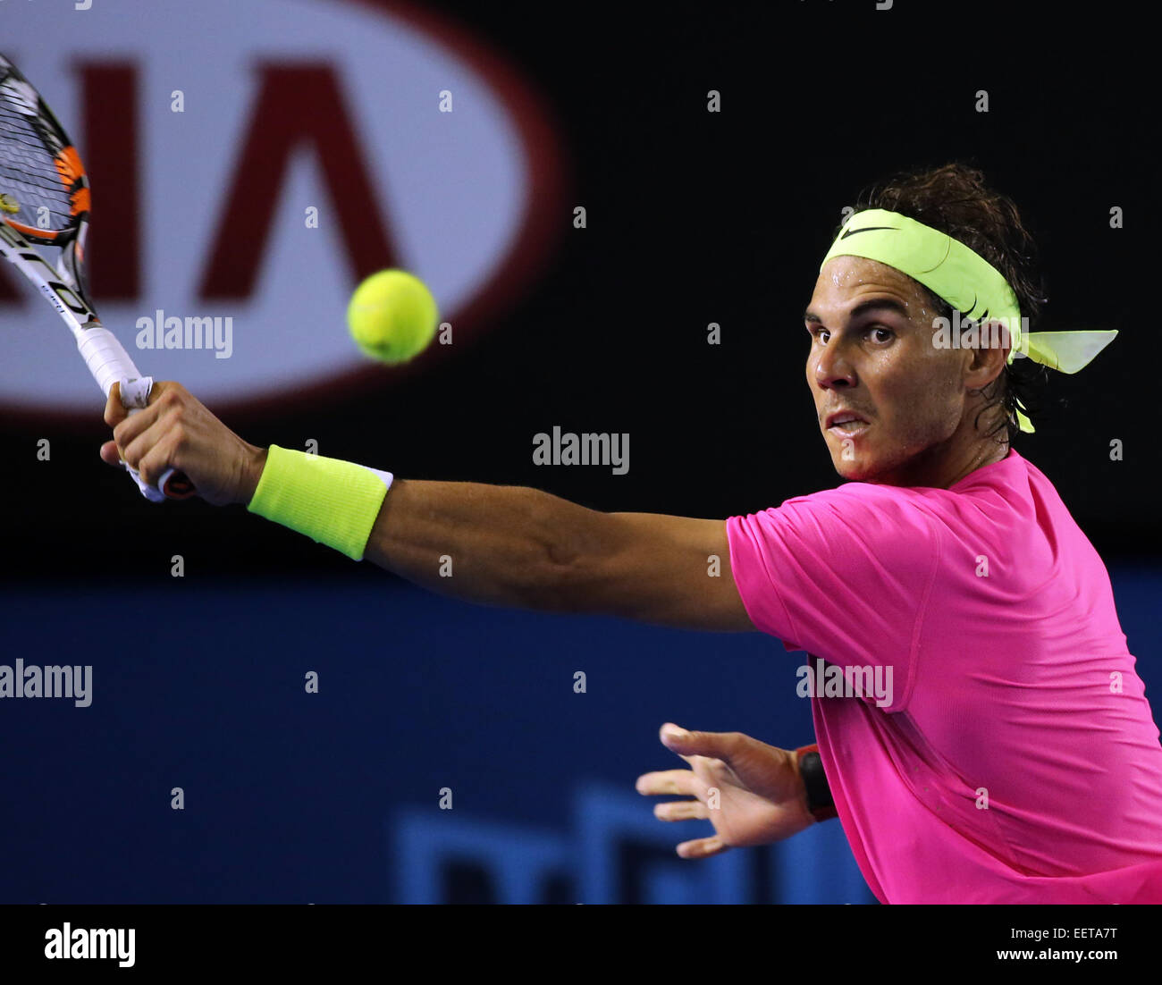 Melbourne, Australia. Xxi gen, 2015. La Spagna di Rafael Nadal restituisce la palla durante i suoi uomini singoli secondo turno il match contro Tim Smyczek degli USA il terzo giorno del 2015 Australian Open di tennis del torneo al Melbourne Park di Melbourne, Australia, Gennaio 21, 2015. Nadal ha vinto 3-2. Credito: Xu Yanyan/Xinhua/Alamy Live News Foto Stock