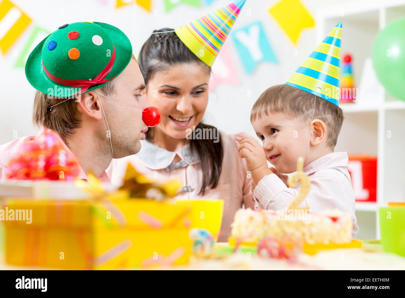 Famiglia gioco festeggia il compleanno del bambino Foto Stock