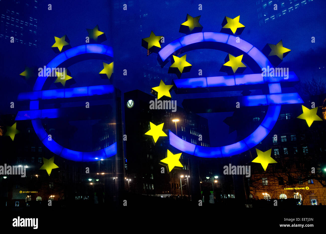 "Euro" segno brilla luminosa a Francoforte, Germania, 20 gennaio 2015. Gli esperti finanziari sono aspettano con impazienza l'annuncio della Banca centrale europea (BCE) ad acquistare titoli di stato su grande scala dopo una riunione della BCE di giovedì, 22 gennaio. (Nota della redazione: Foto scattata con un effetto detergente) Foto: BORIS ROESSLER/dpa Foto Stock
