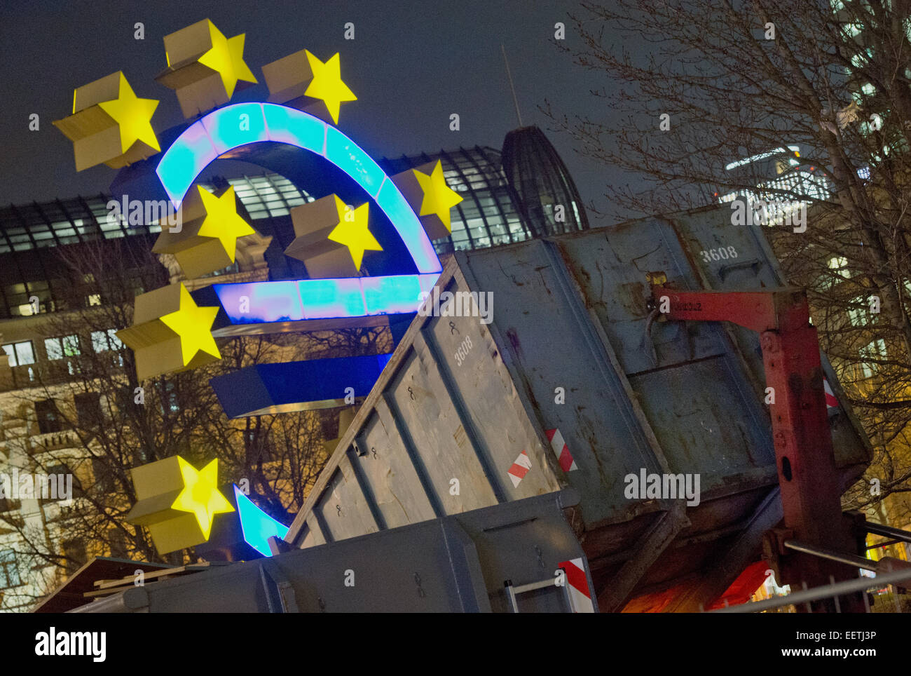 "Euro" segno brilla luminosa al di sopra di un contenitore per rifiuti a Francoforte, Germania, 20 gennaio 2015. Gli esperti finanziari sono aspettano con impazienza l'annuncio della Banca centrale europea (BCE) ad acquistare titoli di stato su grande scala dopo una riunione della BCE di giovedì, 22 gennaio. Foto: BORIS ROESSLER/dpa Foto Stock