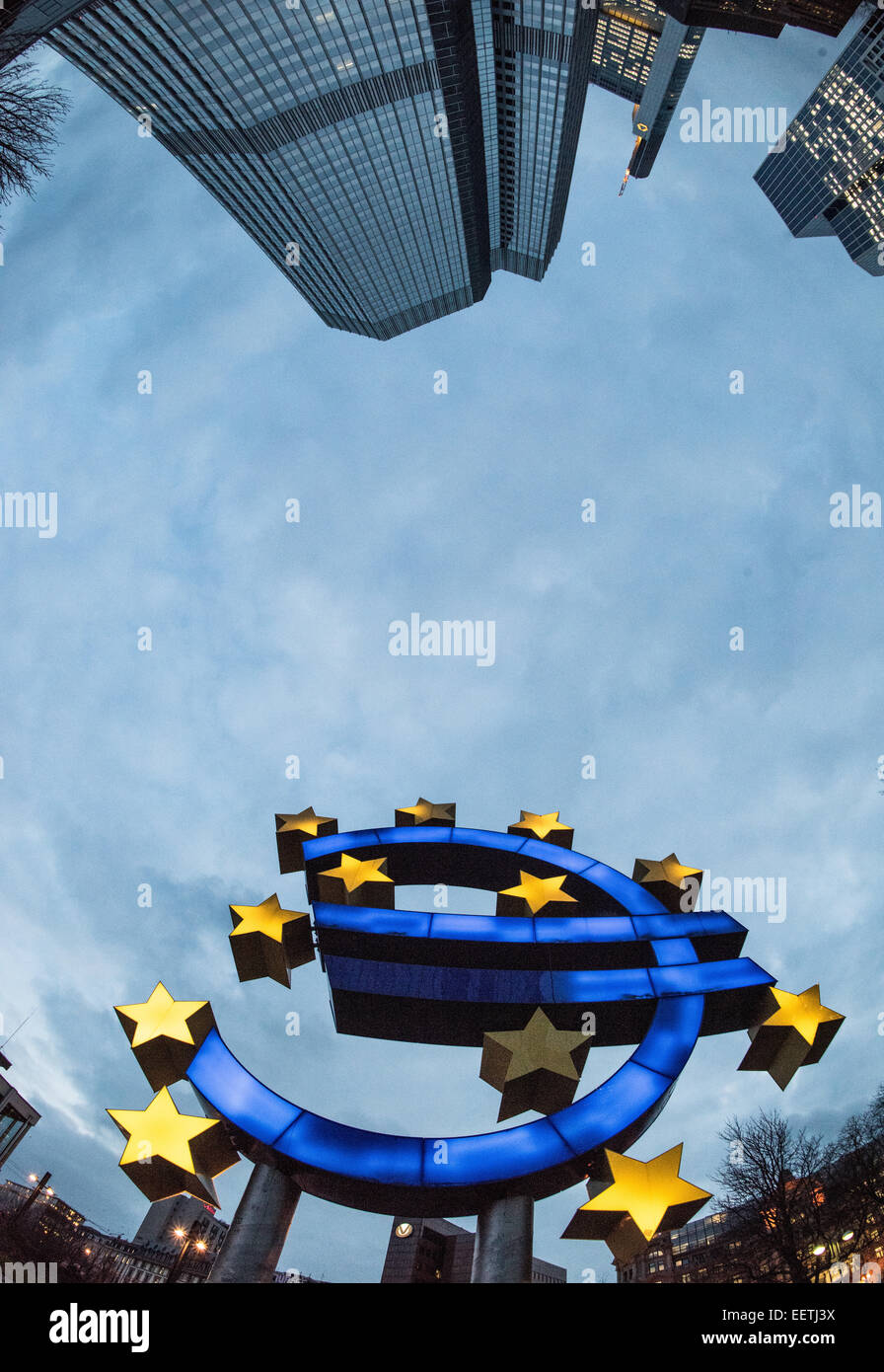 "Euro" segno brilla luminosa a Francoforte, Germania, 20 gennaio 2015. Gli esperti finanziari sono aspettano con impazienza l'annuncio della Banca centrale europea (BCE) ad acquistare titoli di stato su grande scala dopo una riunione della BCE di giovedì, 22 gennaio. (Nota della redazione: Foto scattata con un effetto detergente) Foto: BORIS ROESSLER/dpa Foto Stock