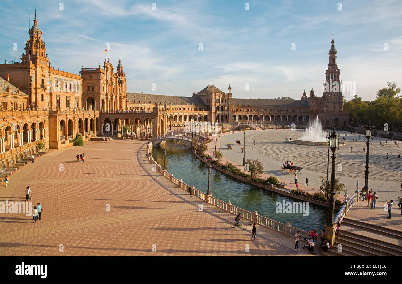 Siviglia - Plaza de Espana piazza progettata da Anibal Gonzalez (1920s) in Art Deco e stile Neo-Mudejar. Foto Stock