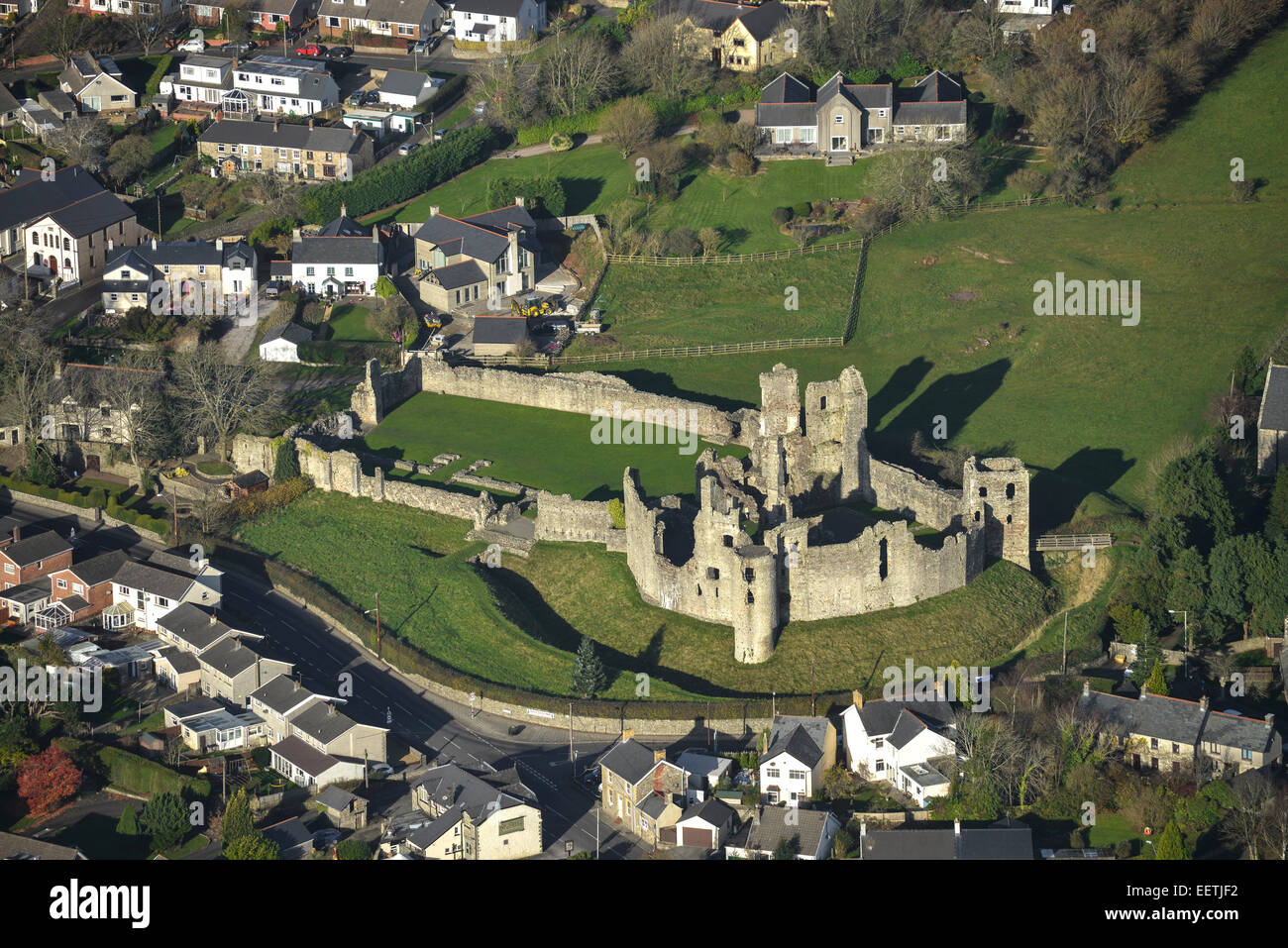 Una veduta aerea di rovine di Coity Castle, vicino il Glamorgan città di Bridgend Foto Stock