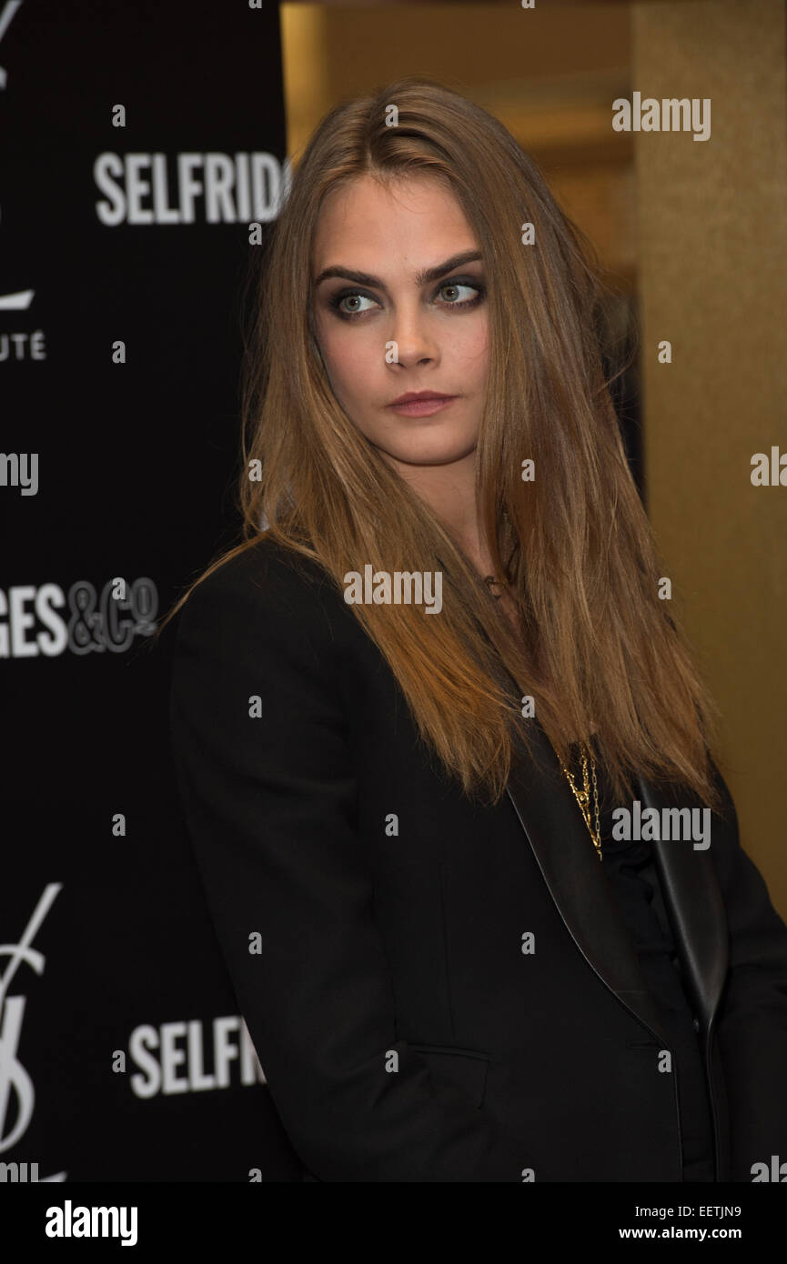 Modello Regno Unito Cara Delevingne appare in magazzini Selfridges in Oxford Street Londra come parte della campagna di YSL. Foto Stock