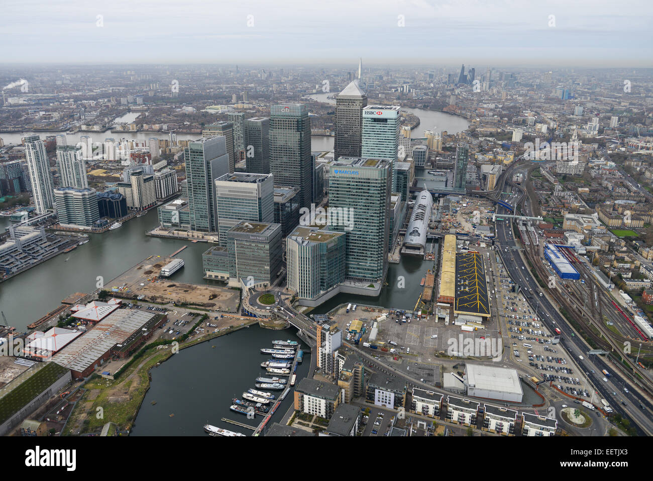 Una veduta aerea del distretto finanziario di Canary Wharf a Londra con la città visibile in background Foto Stock