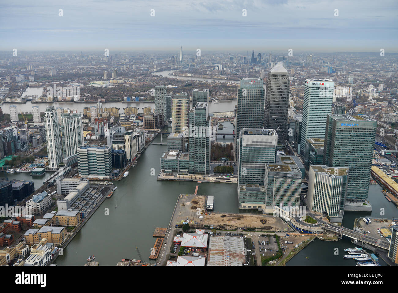 Una veduta aerea del distretto finanziario di Canary Wharf a Londra con la città visibile in background Foto Stock