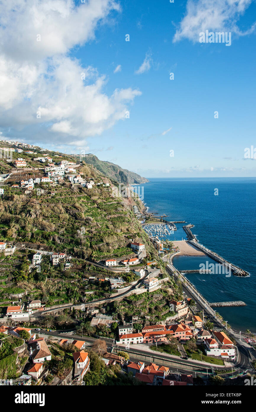 La costa da Calheta con il porto e la spiaggia di sabbia a Funchal, Madeira Foto Stock