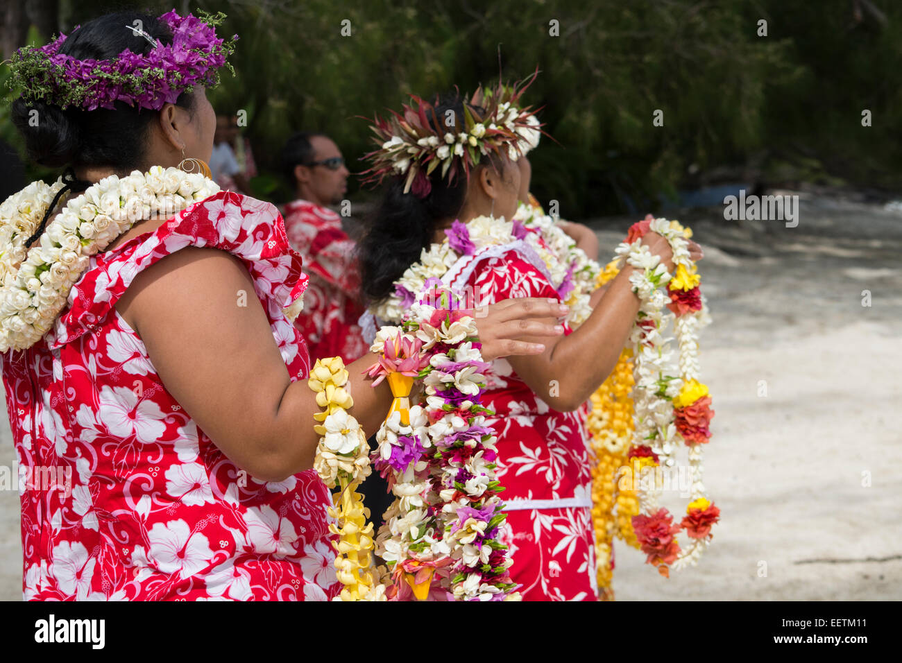 Polinesia francese Isole Australi, Raivavae. Polinesiano cerimonia di benvenuto con fiori colorati leis. Foto Stock