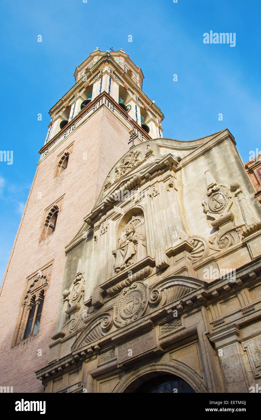 Siviglia, Spagna - 28 ottobre 2014: la facciata barocca e la torre della chiesa Iglesia de San Pedro. Foto Stock