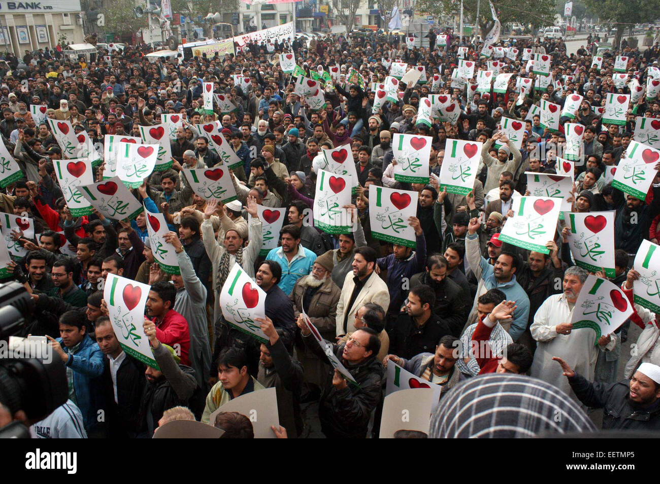 Commercianti di Mall road e Hall road chant slogan contro la pubblicazione delle caricature blasfemo nella rivista francese Charlie Hebdo durante la manifestazione di protesta a Lahore press club su Mercoledì, 21 gennaio 2015. Foto Stock