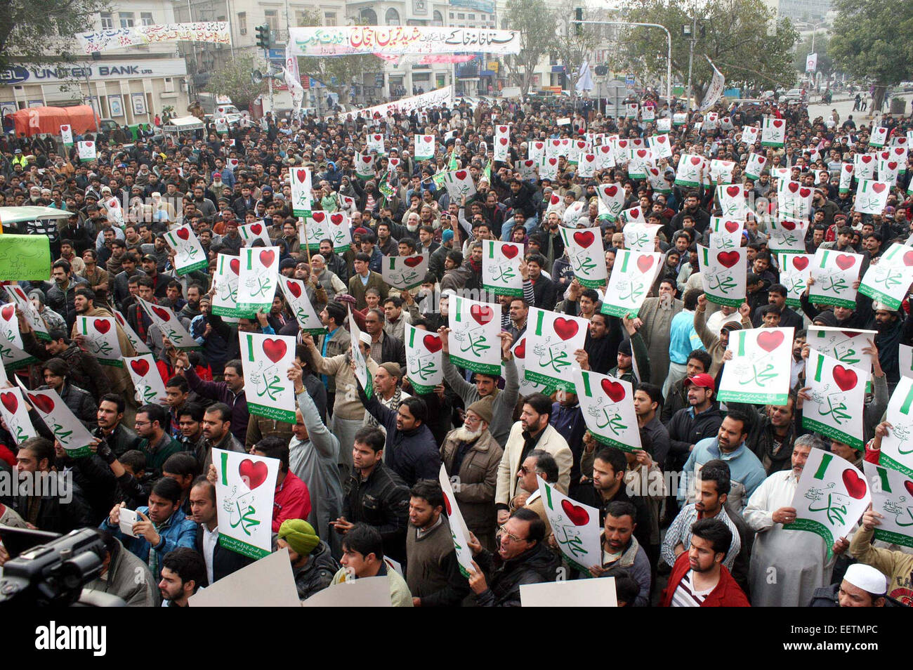 Commercianti di Mall road e Hall road chant slogan contro la pubblicazione delle caricature blasfemo nella rivista francese Charlie Hebdo durante la manifestazione di protesta a Lahore press club su Mercoledì, 21 gennaio 2015. Foto Stock