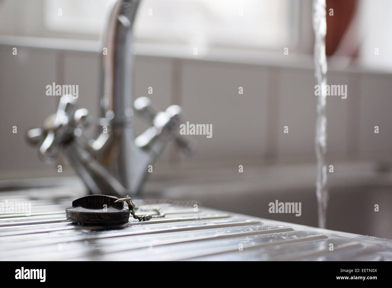 Lavello in acciaio inox in cucina con rubinetto. Foto Stock