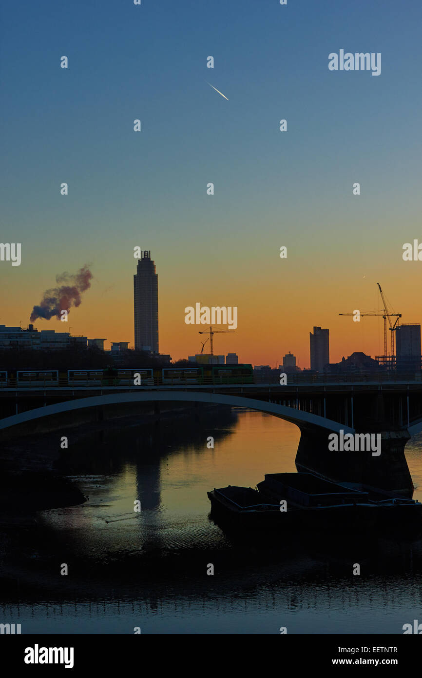 Battersea ponte ferroviario e St George Wharf Tower all'alba, Londra, Inghilterra Foto Stock