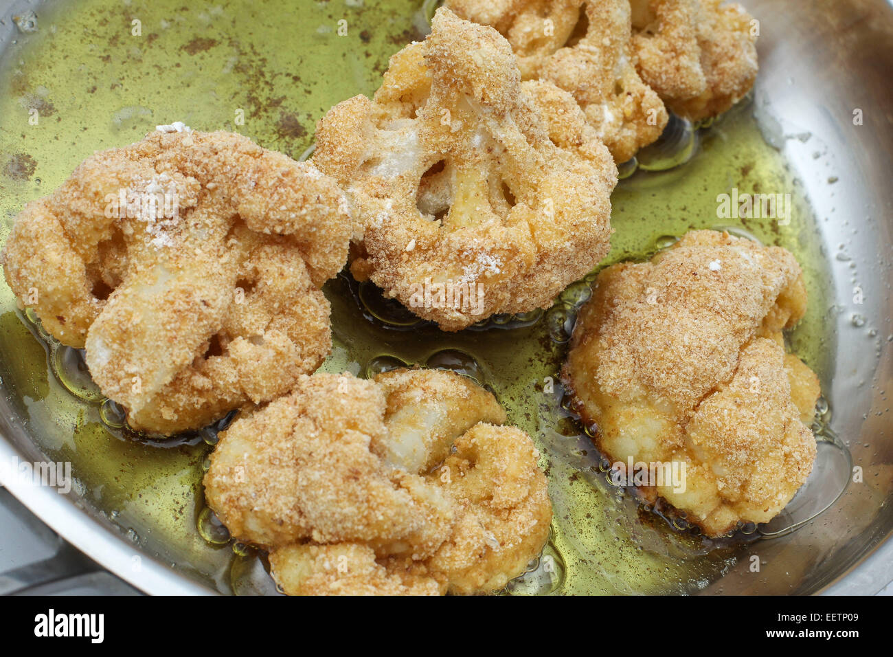 Il cavolfiore all'interno della padella con olio Foto Stock