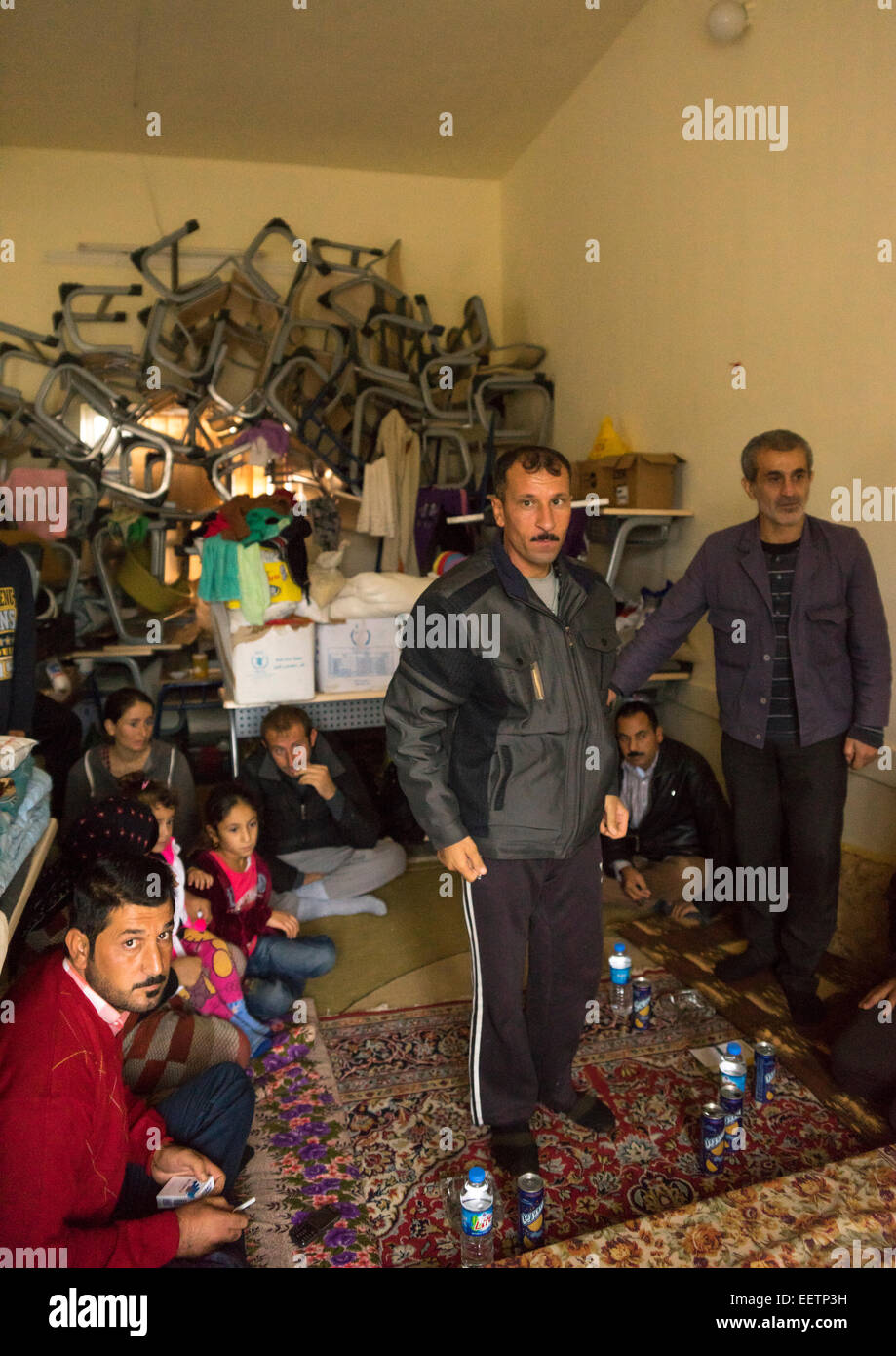 Yezedi rifugiati da Sinjar vivono in una scuola, Zocar, Kurdistan, Iraq Foto Stock