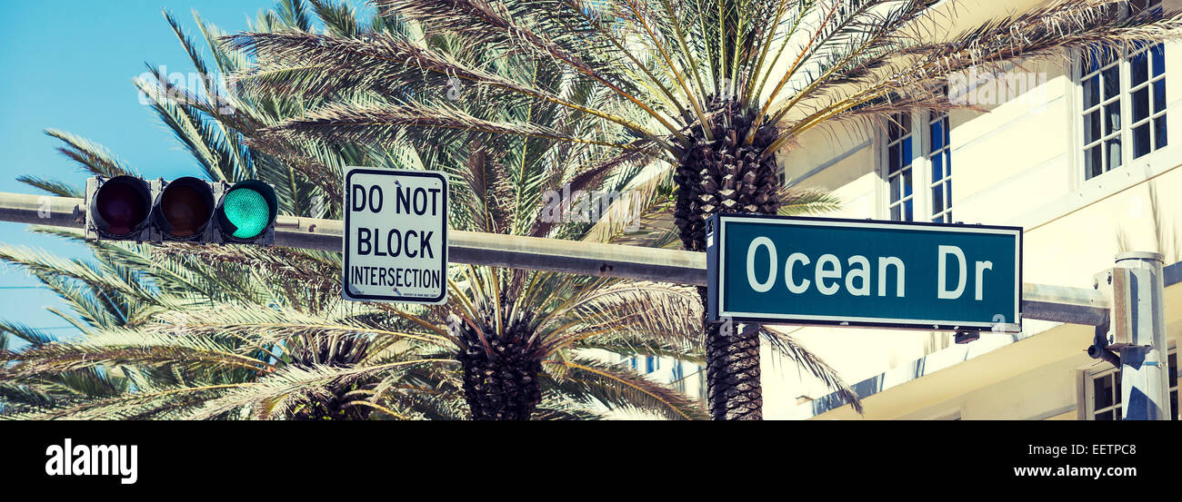 Vista panoramica di Ocean Drive strada segno con Palm tree in Miami Beach Foto Stock