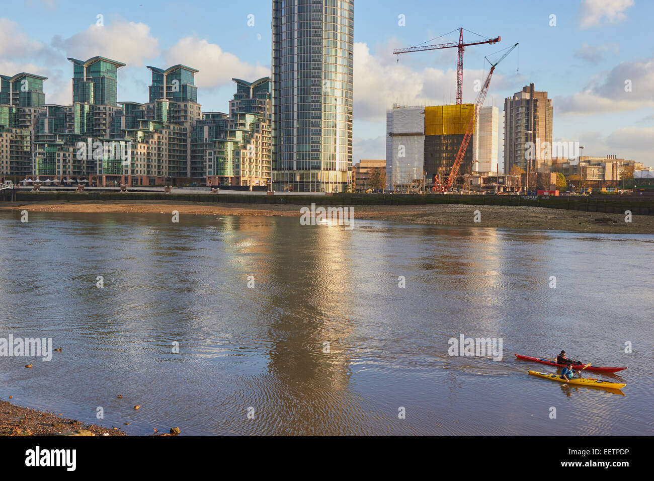 Luxury riverside apartments costruzione e due rematori sul fiume Tamigi west London Inghilterra Europa Foto Stock