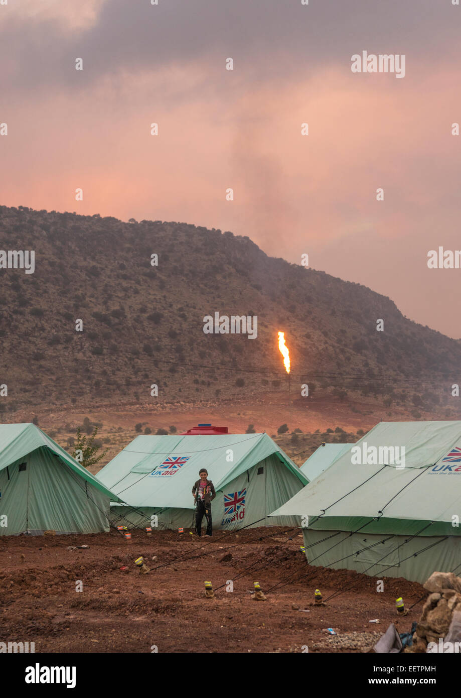 Yezedi Refugee Camp nella parte anteriore di un campo petrolifero, Lalesh, Kurdistan, Iraq Foto Stock